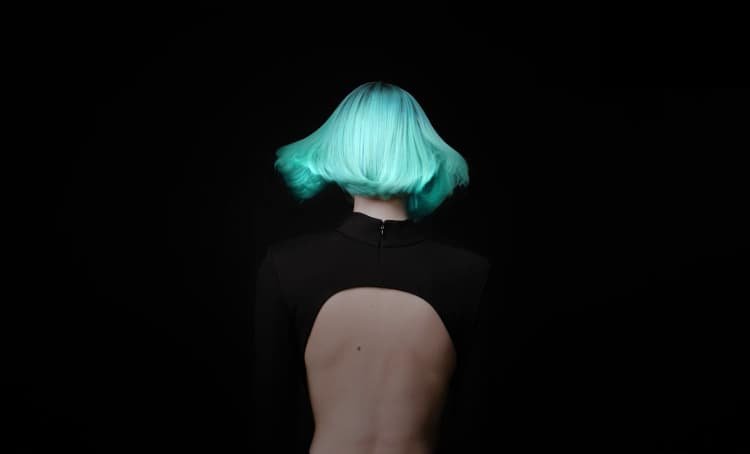Image showing woman with colored short hair to illustrate how to choose the right blow dryer